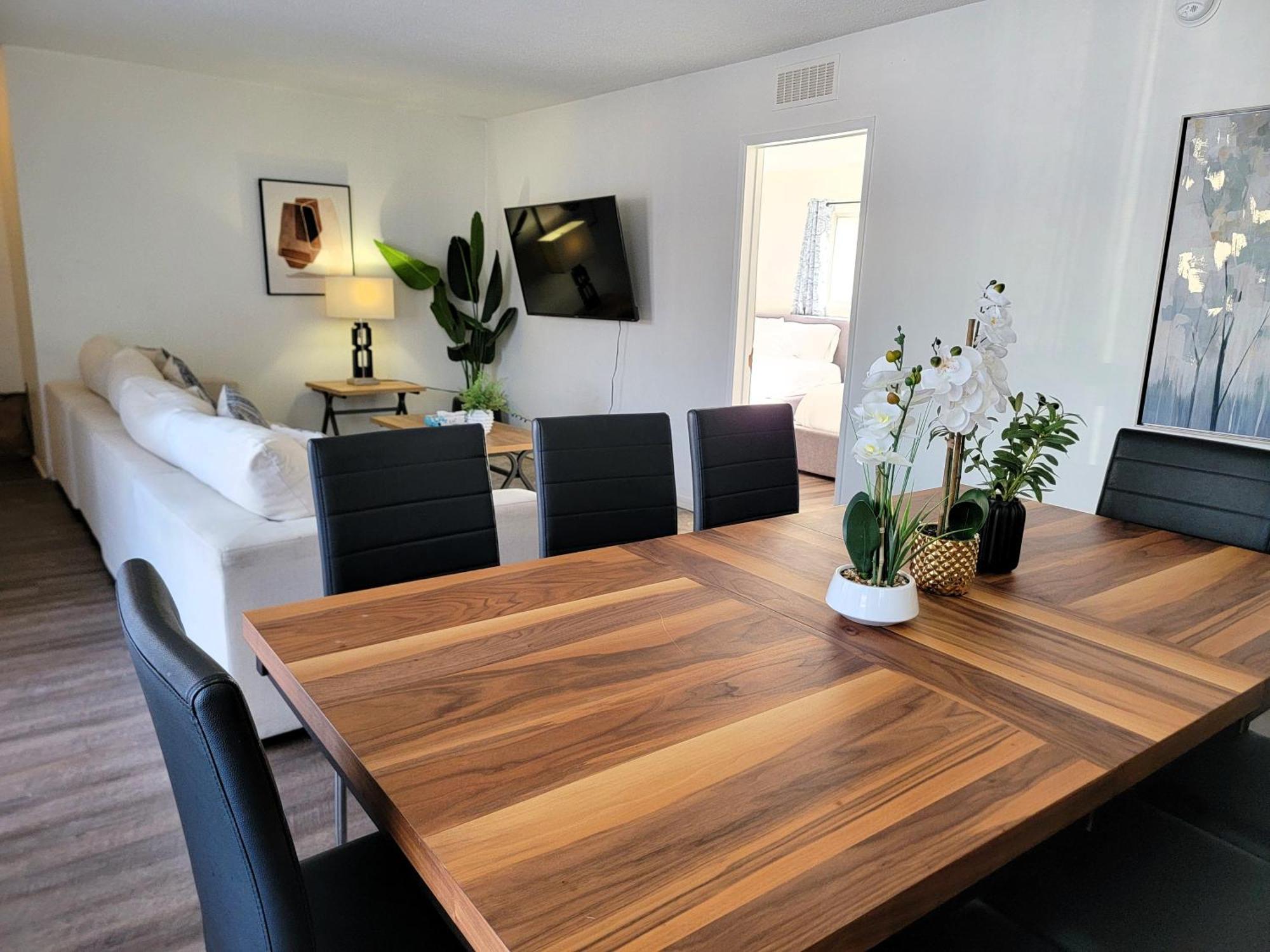 Spacious 3br & 2ba With Wifi, Tv & Kitchen 5 Mins To Lacma & Academy Museum Of Motion Pictures Apartment
