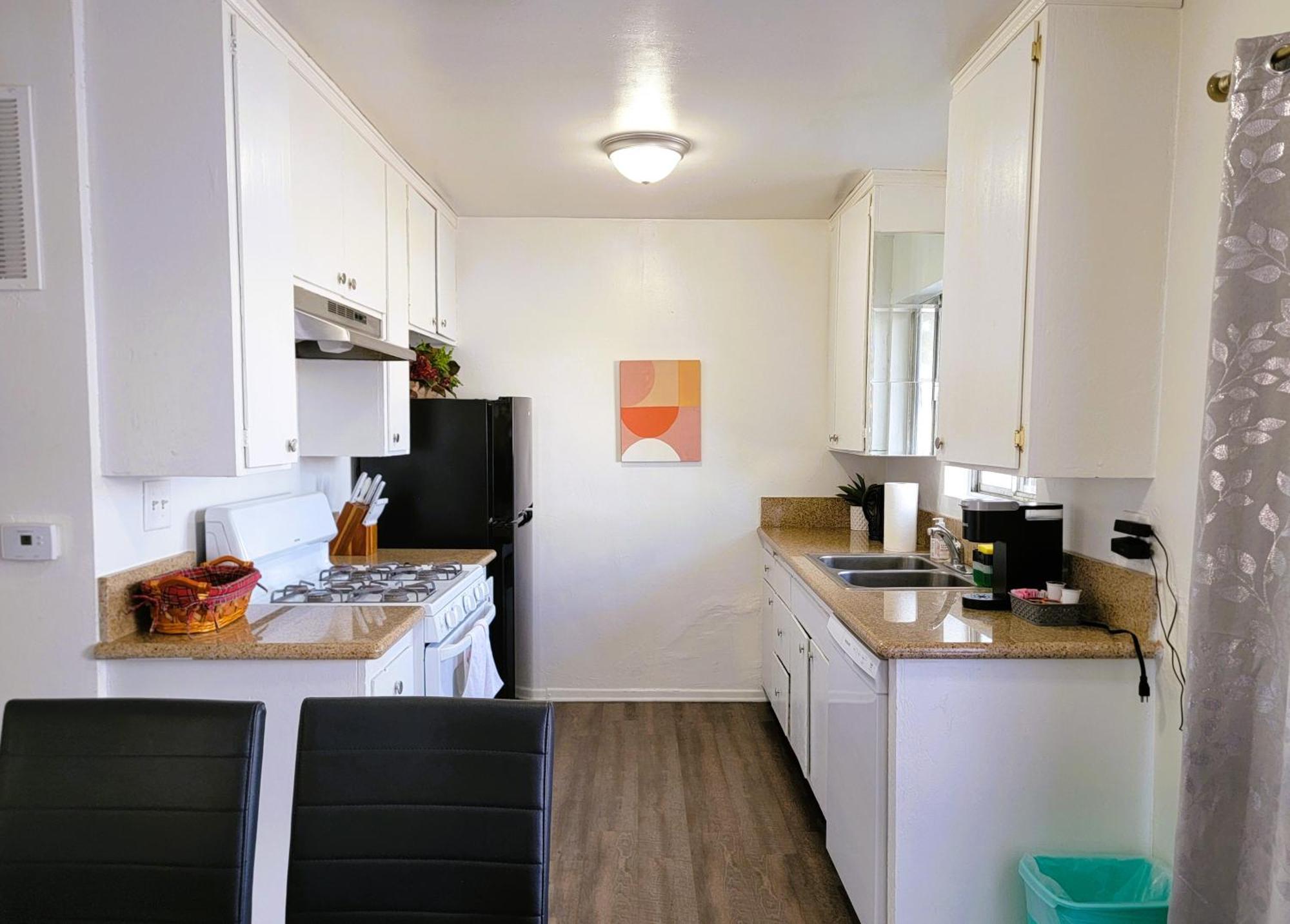 Spacious 3br & 2ba With Wifi, Tv & Kitchen 5 Mins To Lacma & Academy Museum Of Motion Pictures Apartment Los Angeles